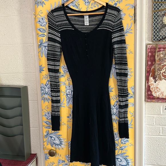 PATAGONIA M Rios style lambs wool blend sweater dress in black and white - Picture 2 of 8